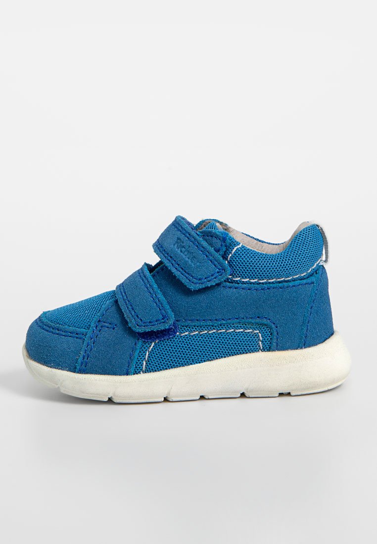 Blaue Kindersneaker aus Mesh und Wildleder mit zwei Klettverschlüssen, weißer Gummisohle und kontrastierenden Nähten.