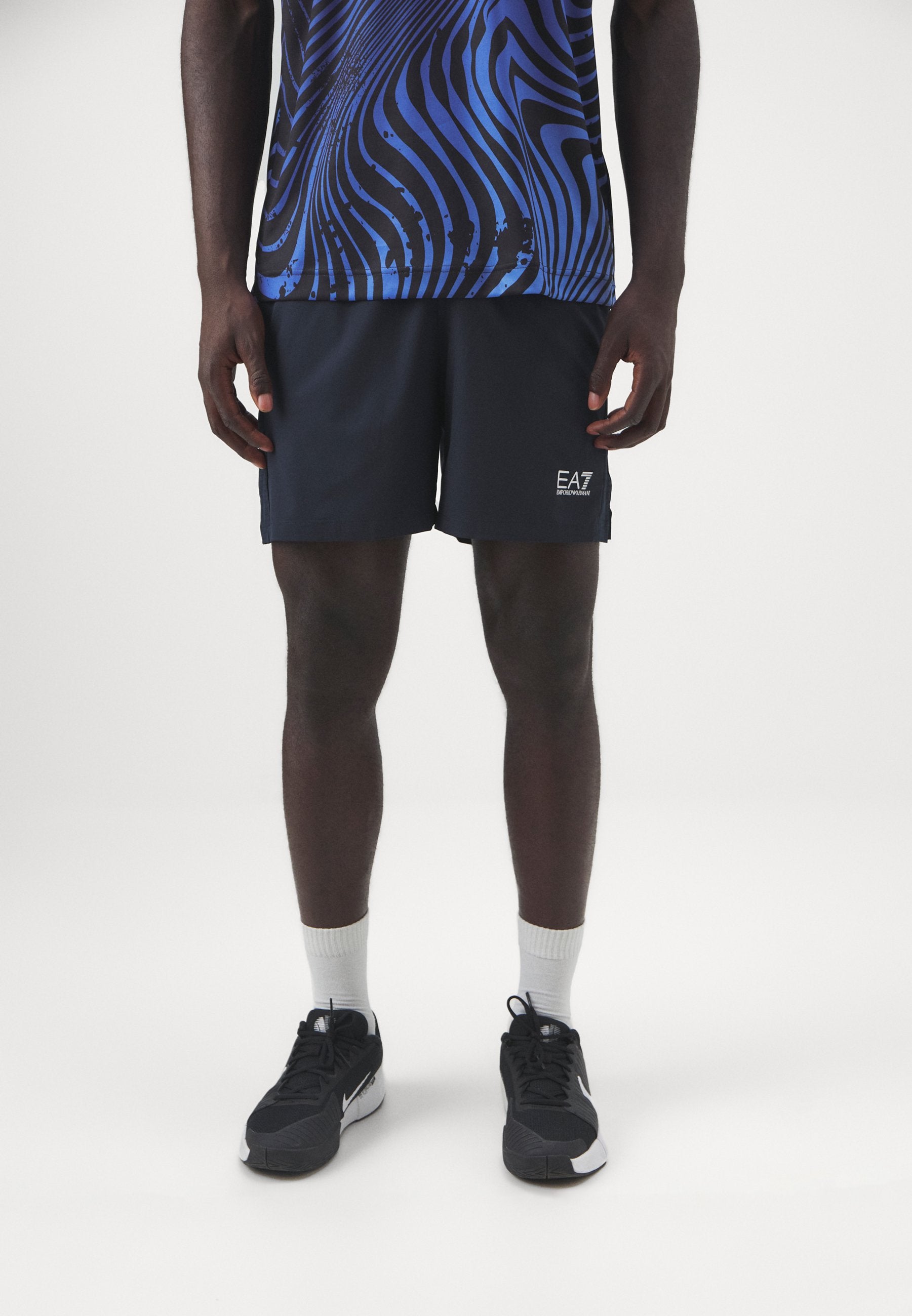EA7 Emporio Armani Kurze Sporthose Media 4