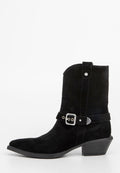 Schwarze Wildleder-Cowgirl-Stiefel mit spitzer Zehe, mittelhohem Absatz, seitlichem Schnallenverschluss und dekorativen Nähten.
