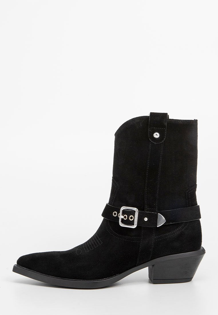 Schwarze Wildleder-Cowgirl-Stiefel mit spitzer Zehe, mittelhohem Absatz, seitlichem Schnallenverschluss und dekorativen Nähten.