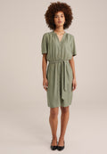 Khakifarbene, kurzärmelige Kleid mit durchgehender Knopfleiste, taillierter Taille und gebundenem Gürtel. Glatte Textur mit entspannter Silhouette.