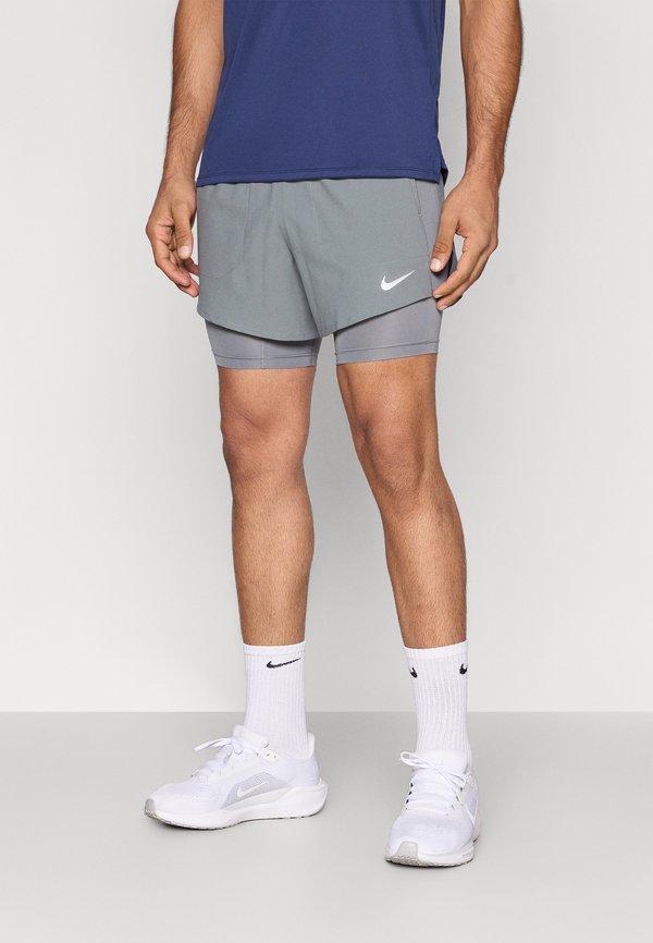 Nike Performance STRIDE HYBRID - 2-in-1 shorts - smoke grey/reflective silver-coloured