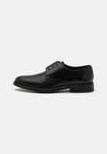 Schwarze Lederschuhe mit glatter Oberfläche, runder Spitze und schlichten Design. Mit kastanienbraunen Schnürsenkeln und einem niedrigen, gestapelten Absatz.