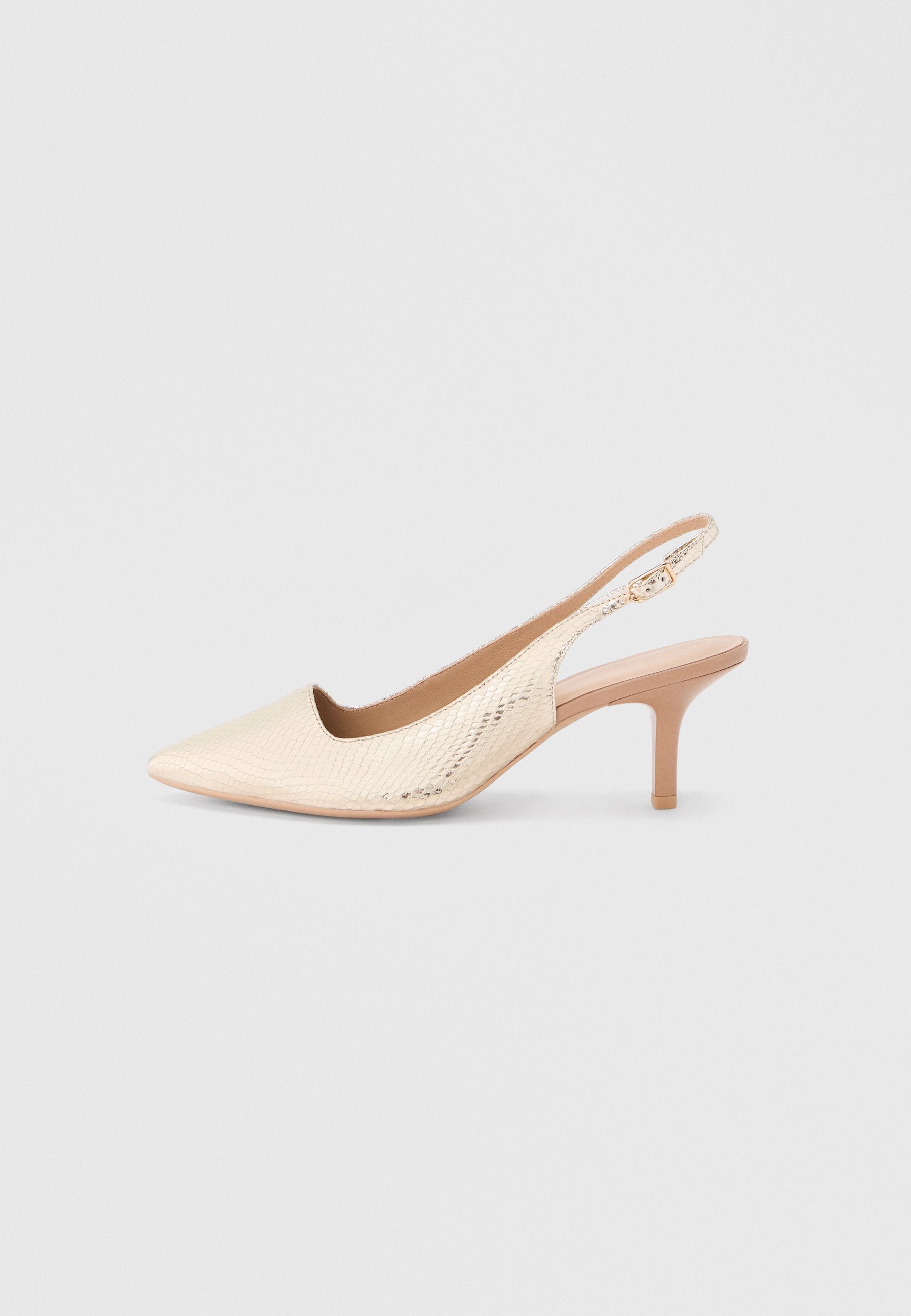 Beiger Slingback-Pumps mit spitzer Zehe, strukturierter Oberfläche aus Kunstschlangenhaut und einem schlanken, mittelhohen Absatz mit verstellbarer Schnalle.