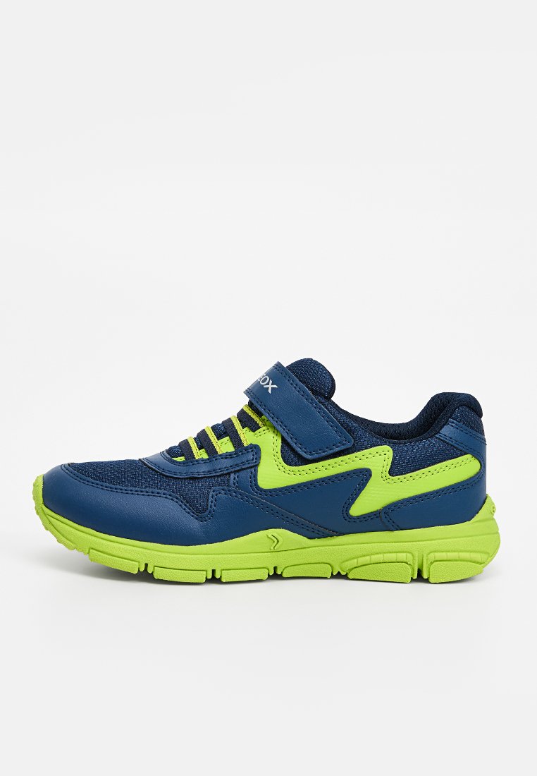Kindersportschuh in Marineblau und Neon-Grün mit Klettverschluss und atmungsaktivem Mesh-Obermaterial, seitlich auf weißem Hintergrund dargestellt.