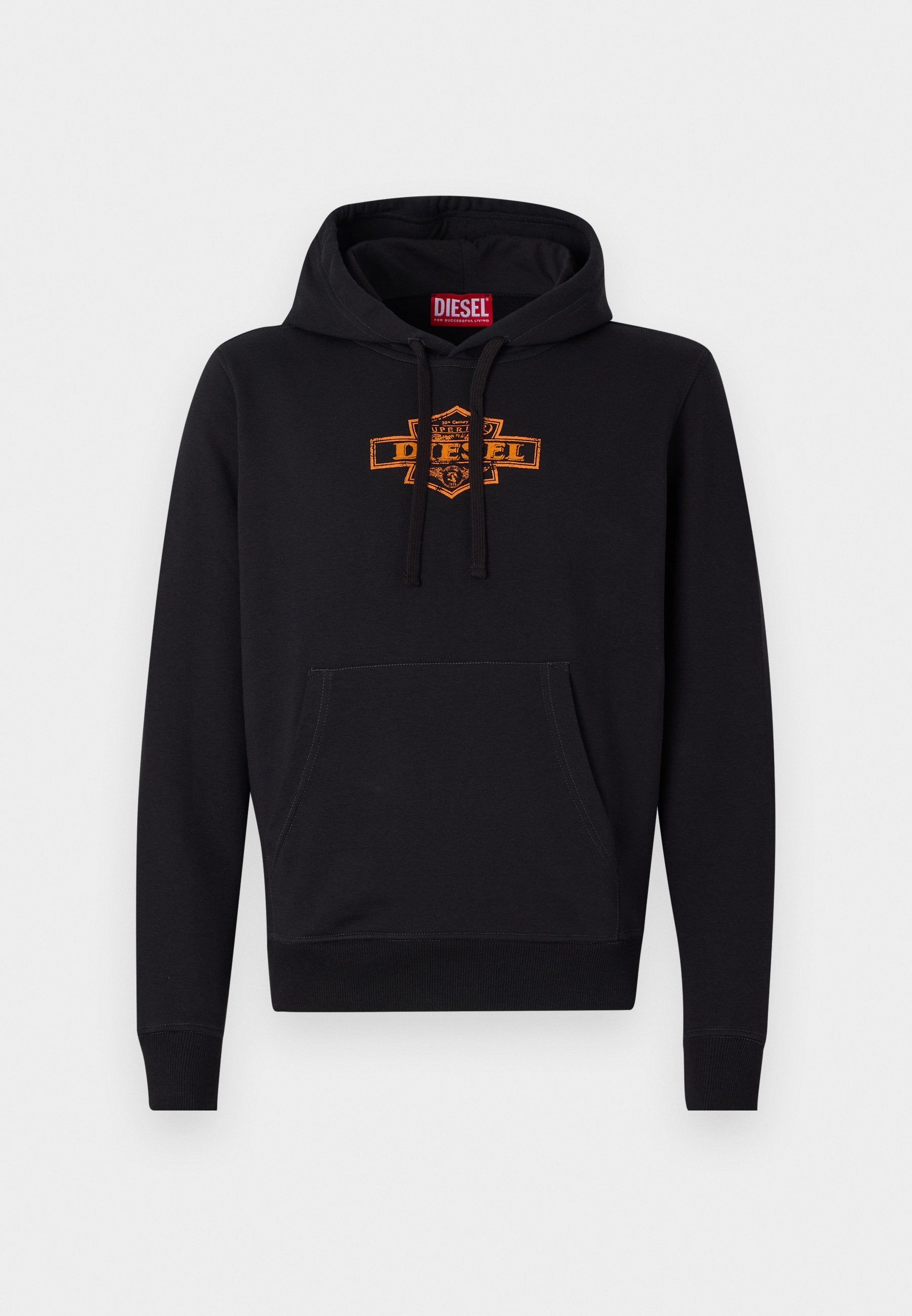 Schwarzer Hoodie mit einer vorderen Kängurutasche, Kapuze mit Kordelzug und einem orangefarbenen Grafiklogo auf der Brust. Weiches Mischmaterial aus Baumwolle.