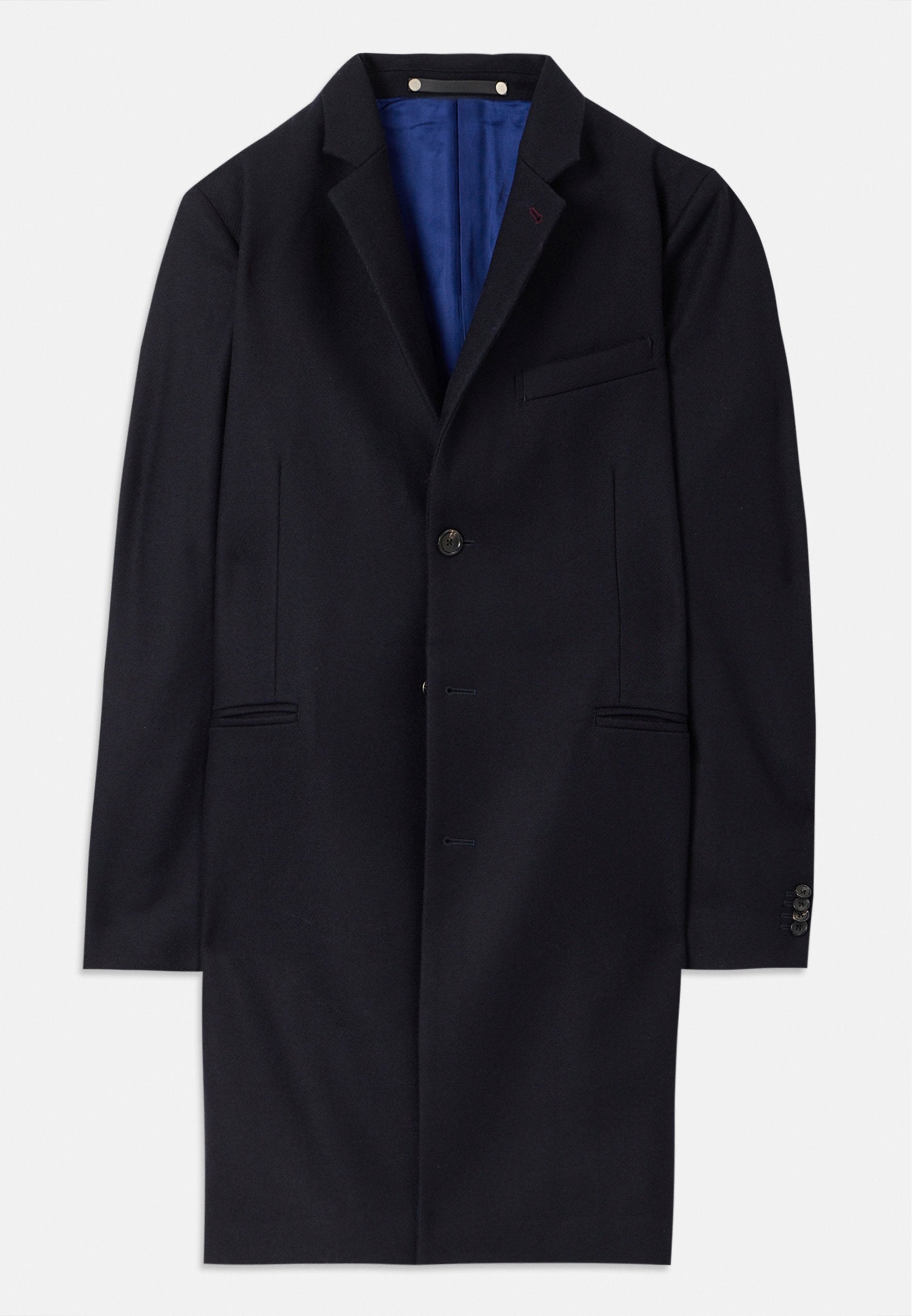 Navyblauer Wollmantel mit einem einreihigen Knopfverschluss, mit spitzen Revers und zwei seitlichen Taschen. Verfügt über ein blaues Innenfutter und minimalistische Nähdetails.