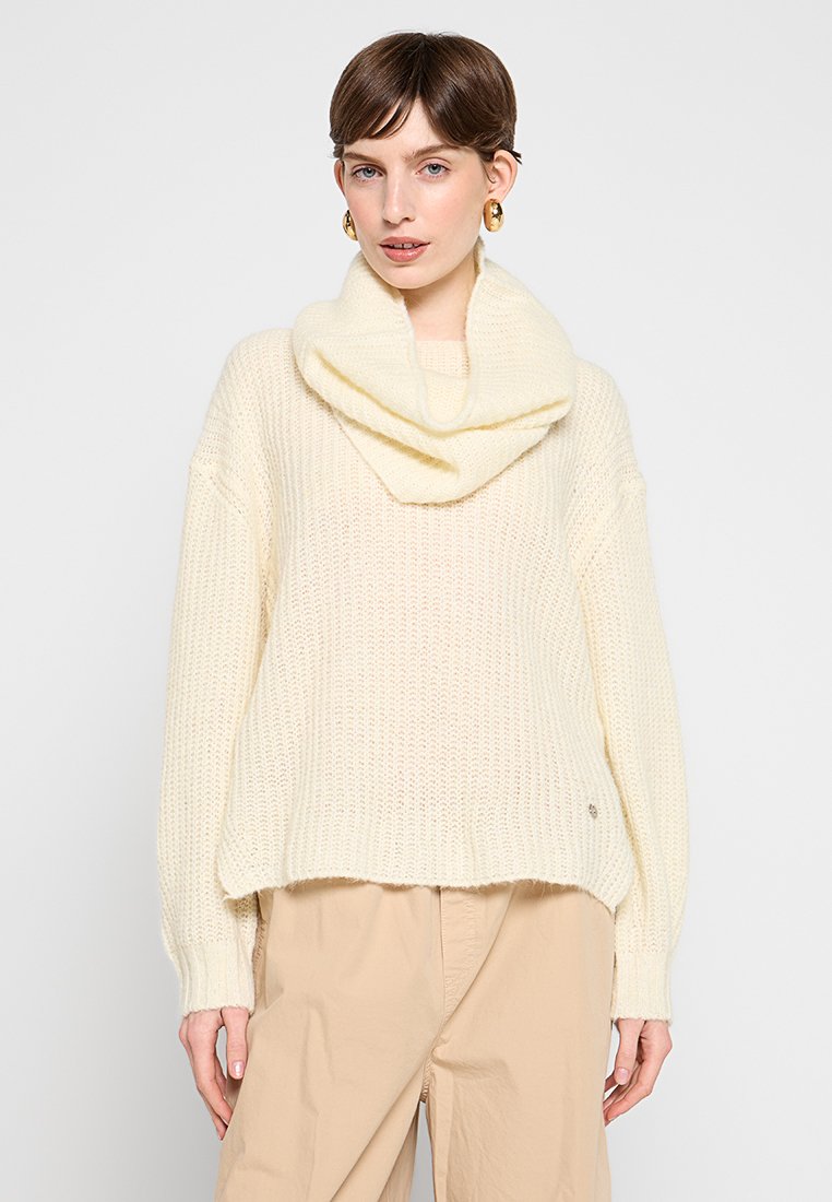 Cremfarbener, gestrickter Oversized-Pullover mit Kapuzenkragen, gerippten Bündchen und leicht verkürztem Saum. Weiche Textur, lässiges Design.