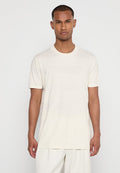 T-Shirt mit kurzen Ärmeln und Rundhalsausschnitt in Off-White, mit strukturierten horizontalen Streifen und einem weichen, atmungsaktiven Stoff. Einfaches, modernes Design.
