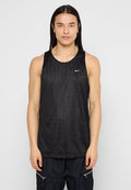 Schwarzes, atmungsaktives Sporttanktop mit rundem Ausschnitt, ärmellosem Design und kleinem weißen Nike-Logo auf der Vorderseite.