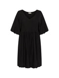 Schwarzes Kleid aus leichtem Stoff, mit V-Ausschnitt, kurzen Flutter-Ärmeln und einer gerafften Taille für eine lockere Passform.