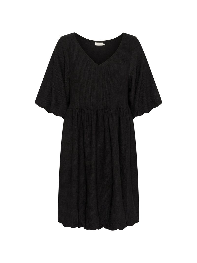 Schwarzes Kleid aus leichtem Stoff, mit V-Ausschnitt, kurzen Flutter-Ärmeln und einer gerafften Taille für eine lockere Passform.