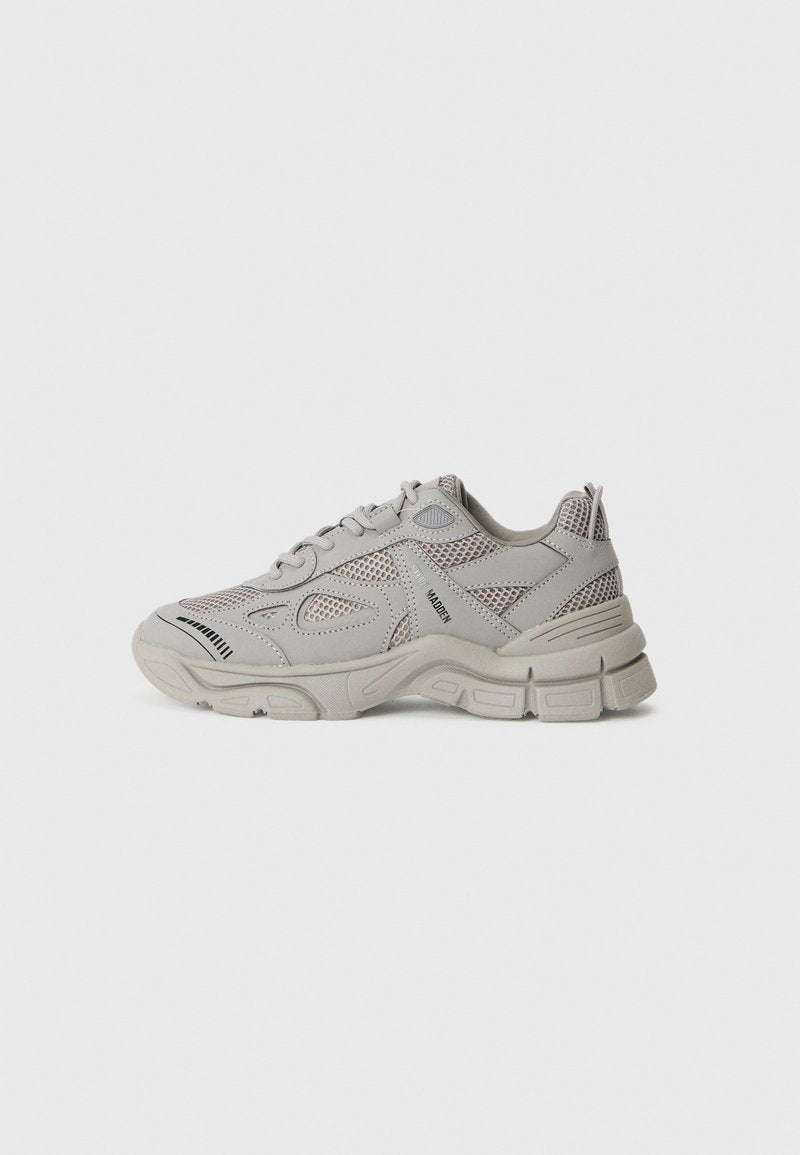 Hellgraue Netz- und synthetische Chunky-Sneaker mit Schnürverschluss und strukturiertem, dickem Sohlenprofil, seitlicher Markenverzierung.