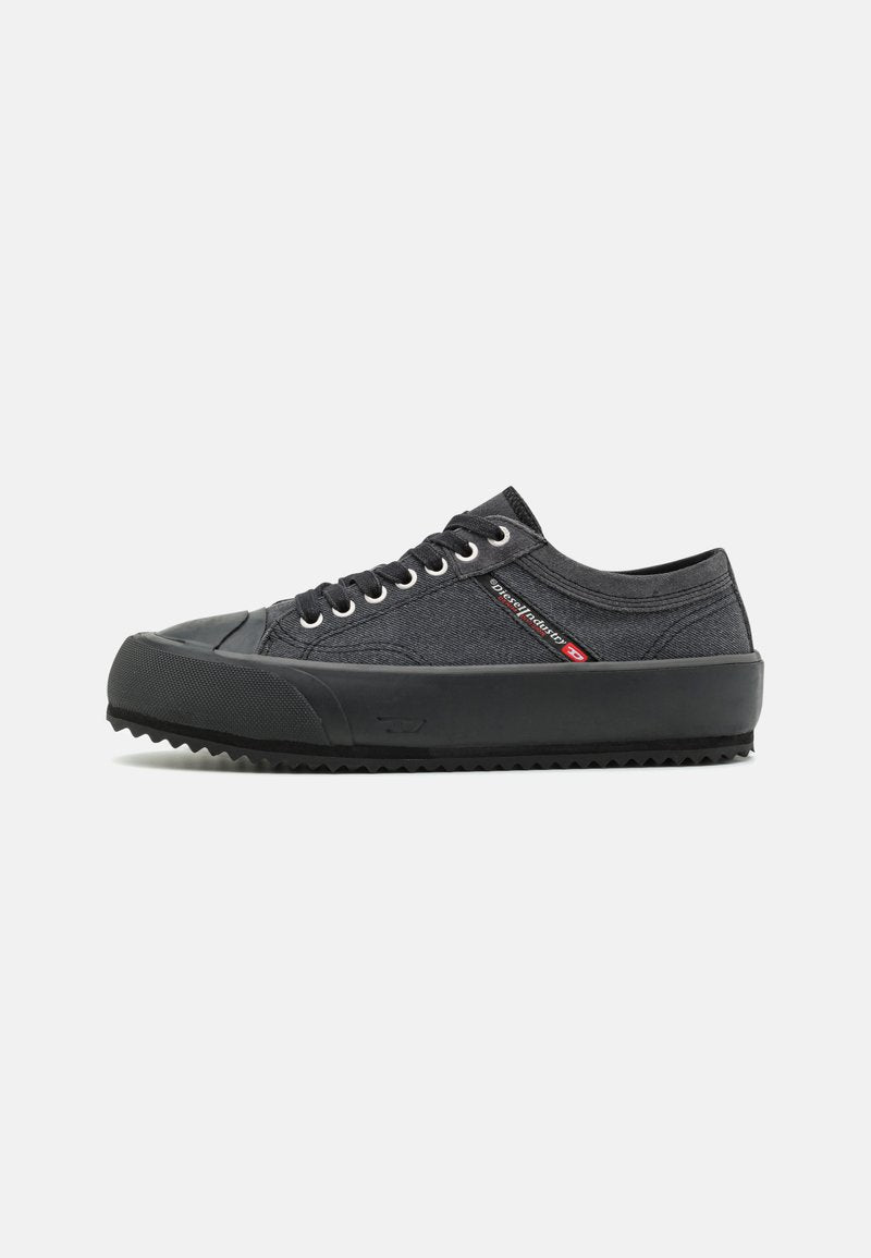 Schwarze Leinenschuhe mit Gummikappe, strukturiertem Stoff, runden Schnürsenkeln und gezackter Sohle. Mit einem kleinen roten Logo der Marke an der Seite.