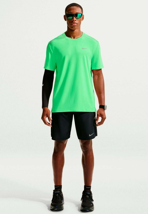 Nike Performance LAUFSHIRT MILER - Print T-shirt - illusion green reflective silv