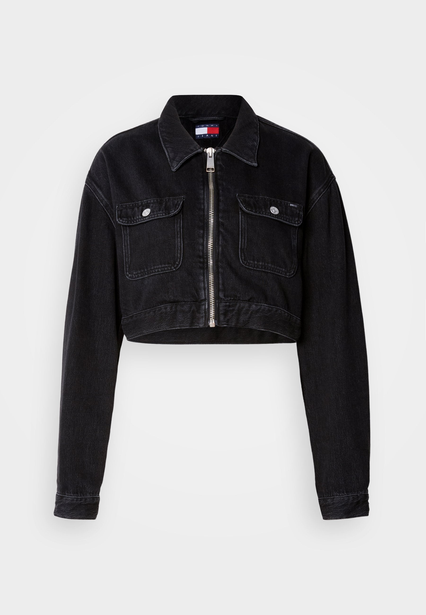Schwarze, taillierte Jeansjacke mit kragenförmigem Hals, Frontreißverschluss und zwei Brusttaschen. Mit langen Ärmeln und strukturierter Oberfläche.