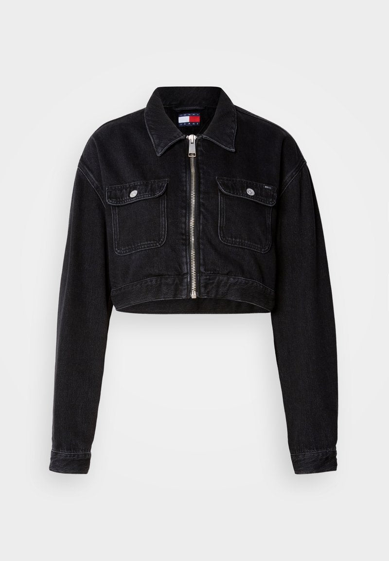 Schwarze, taillierte Jeansjacke mit kragenförmigem Hals, Frontreißverschluss und zwei Brusttaschen. Mit langen Ärmeln und strukturierter Oberfläche.