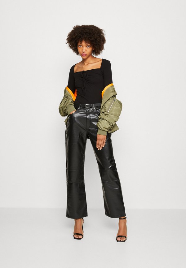 WAL G. DONNA SQUARE NECK