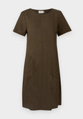 Karamellbraues, knielanges Kleid mit kurzen Ärmeln, Rundhalsausschnitt und zwei Fronttaschen, vor einem weißen Hintergrund präsentiert.