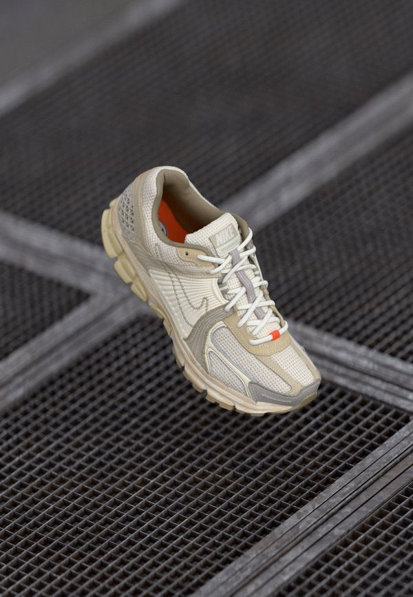 Nike Sportswear ZOOM VOMERO 5 NA18 UNISEX - Trainers - light orewood brown/khaki/pale ivory/college grey/safety orange/team gold