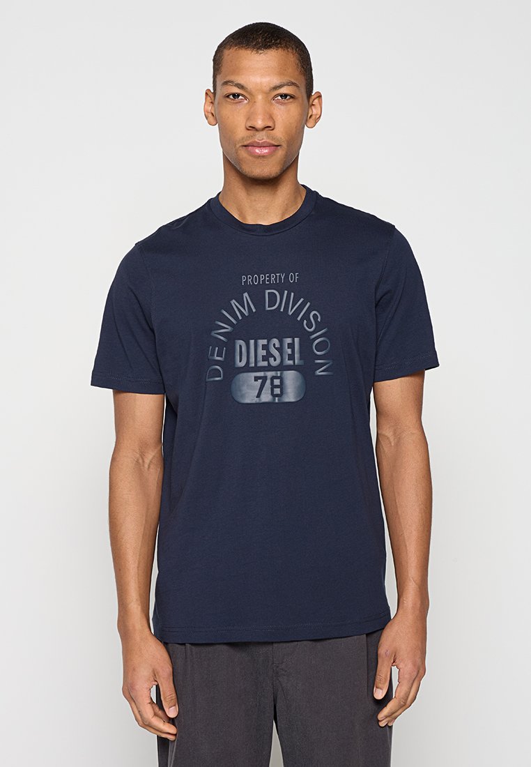 Marineblaues kurzärmeliges T-Shirt aus Baumwolle. Mit einem zentralen Aufdruck mit dem Text "PROPERTY OF DENIM DIVISION DIESEL 78."