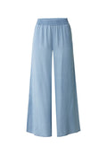 Helle blaue weite Hosen aus weichem Stoff, mit einem elastischen Bund für zusätzlichen Komfort. Das Design sorgt für eine lockere Passform und eine lässige Ausstrahlung.