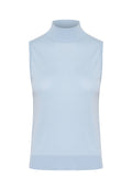 Helles blaues ärmelloses Turtleneck-Oberteil aus weichem Strickstoff, mit taillierter Form und dezenten Rippenelementen am Kragen und Saum.