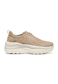 Beiger Sneaker mit strukturiertem Wildleder-Obermaterial, Gummisohle und einer dicken, gepolsterten Zwischensohle. Verfügt über Schnürverschluss und eine Zugschlaufe an der Ferse.