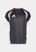 Schwarzes Sport-T-Shirt mit kurzen weißen Ärmeln, Netzstruktur, subtilen Mustern, roten Akzenten auf den Schultern und weißem Logo auf der Brust.