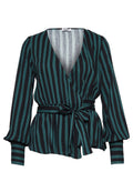 Wickelbluse mit vertikalen teal- und schwarz gestreiften Mustern, tiefem V-Ausschnitt, langen Puffärmeln und einem Stoffgürtel in der Taille.