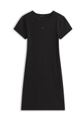 Schwarzes, kurzärmeliges Kleid mit Rundhalsausschnitt und einem kleinen rot-weiß-blauen Logo, das in der Mitte der Brust platziert ist.