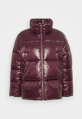 Puffjacke in tiefem Burgunderrot, glänzende Oberfläche, hoher Kragen, vorderer Reißverschluss, zwei Seitentaschen, gestepptes Design mit gepolsterten Abschnitten.