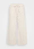 Weite, cremefarbene Baumwollhosen mit elastischem Bund, Kordelzug und Seitentaschen. Glatte Textur, lässiges Design.