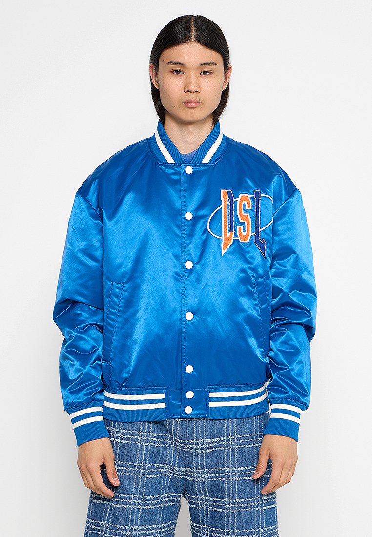 Blaue Satin-Veteranenjacke mit weißen gestreiften Bündchen und Saum, Knopfverschluss vorne, mit gesticktem "LSU"-Logo auf der Brust.