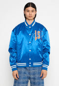 Blaue Satin-Veteranenjacke mit weißen gestreiften Bündchen und Saum, Knopfverschluss vorne, mit gesticktem "LSU"-Logo auf der Brust.