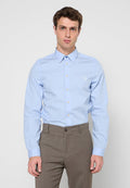 Hellblaues Langarmhemd mit Button-Down-Kragen, goldenen Knöpfen und einem kleinen Stickmuster auf der linken Brust.