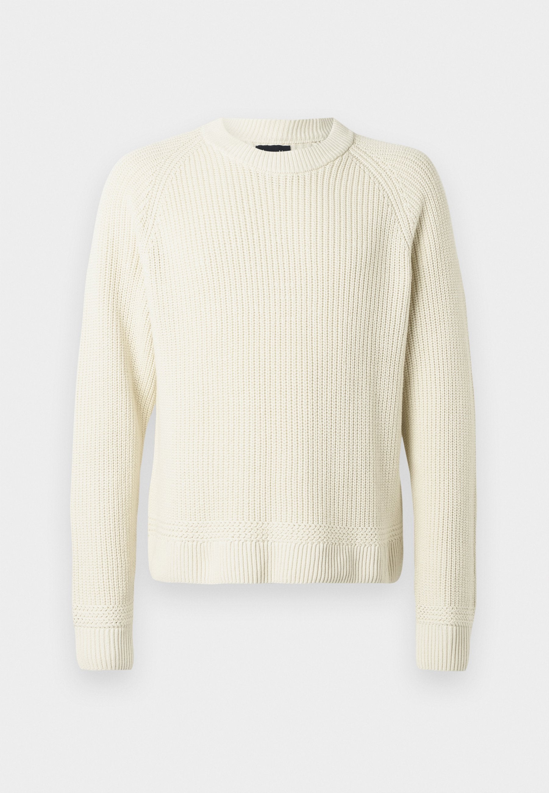 Cremfarbener Strickpullover mit langen Ärmeln, gerippten Bündchen und Saum sowie einem runden Ausschnitt vor einem schlichten weißen Hintergrund.