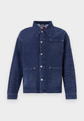 Jeansjacke in Dunkelblau, mit Knopfverschluss auf der Vorderseite und zwei Fronttaschen. Verfügt über einen Kragen und dezente Nähte.