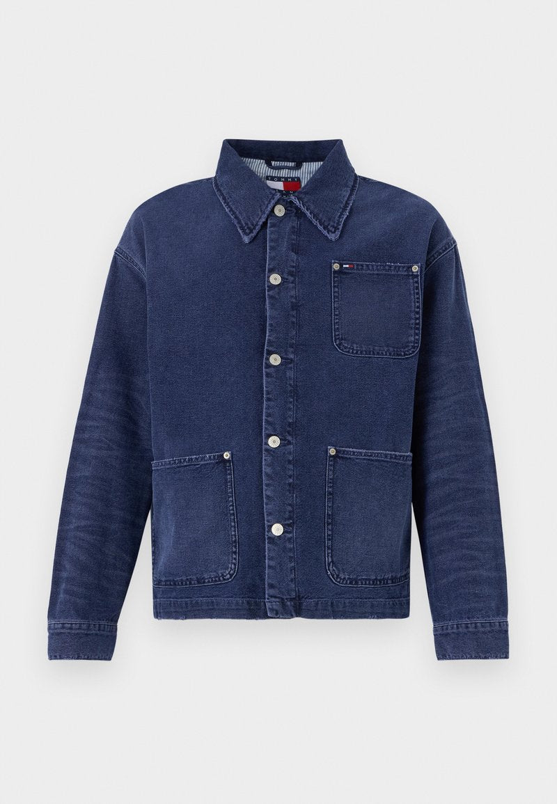 Jeansjacke in Dunkelblau, mit Knopfverschluss auf der Vorderseite und zwei Fronttaschen. Verfügt über einen Kragen und dezente Nähte.