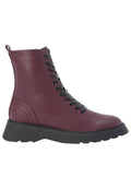 Burgunderfarbene Leder-Ankle-Boots mit schwarzem Schnürverschluss, strukturiertem Seitenpanel und dicker schwarzer Gummisohle. Mit gesticktem Detail an der Ferse.
