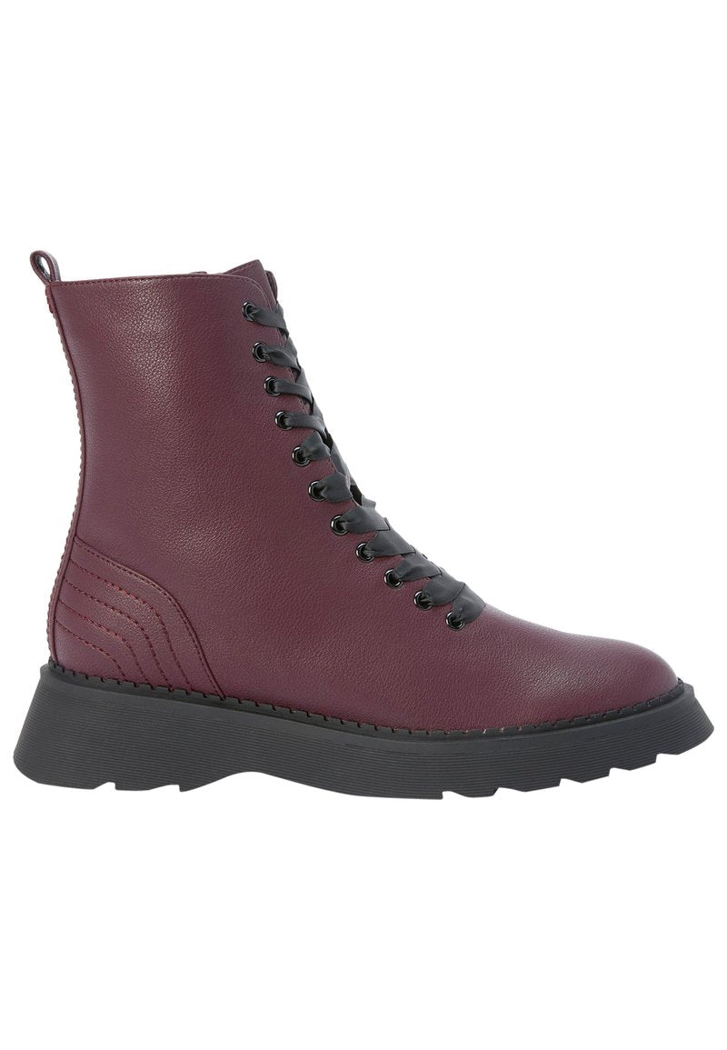 Burgunderfarbene Leder-Ankle-Boots mit schwarzem Schnürverschluss, strukturiertem Seitenpanel und dicker schwarzer Gummisohle. Mit gesticktem Detail an der Ferse.