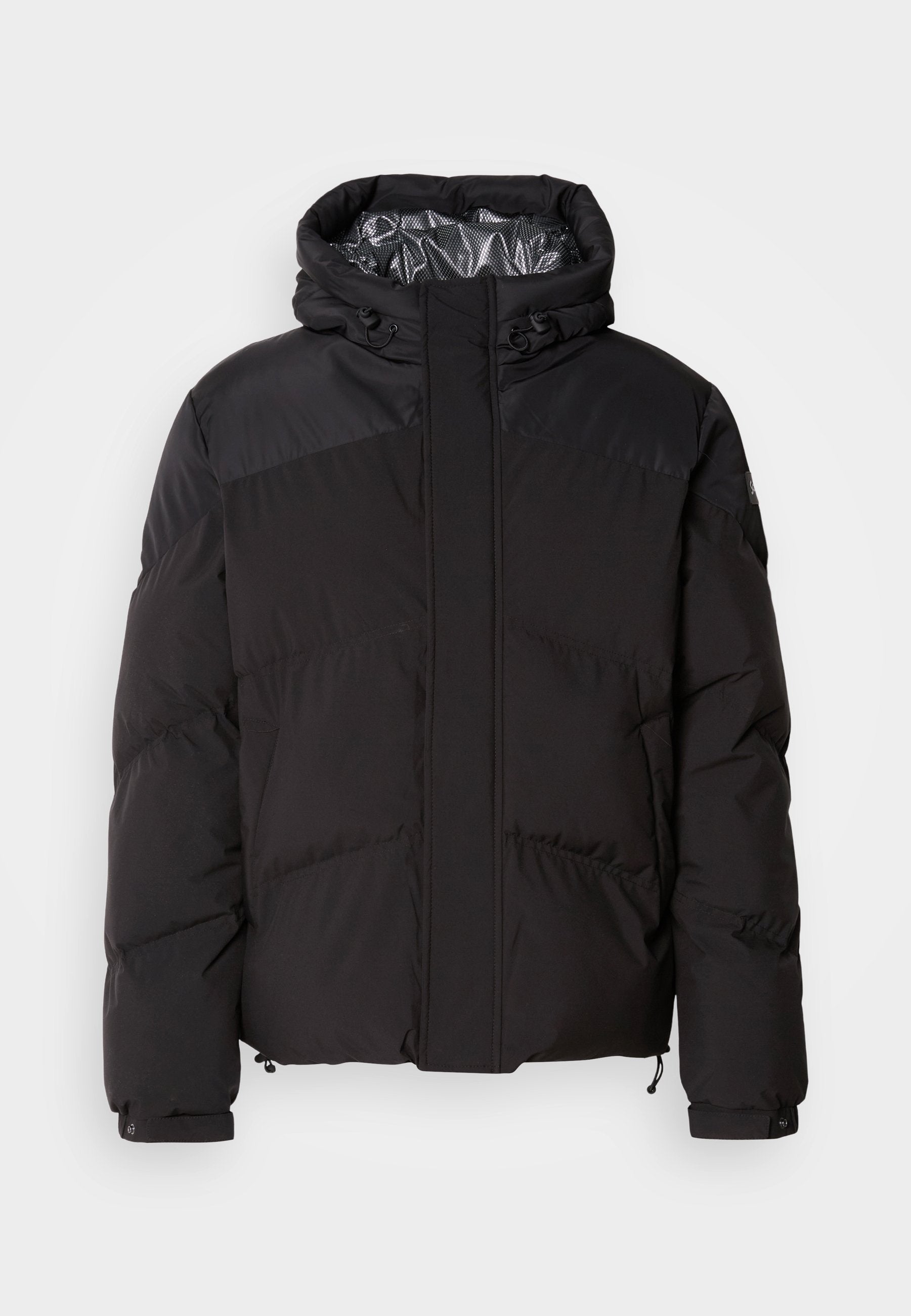 Schwarze Steppjacke mit Kapuze, horizontalen Nähten und glänzendem Innenfutter. Mit Kordelzügen am Saum und an den Manschetten zur Anpassung.