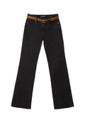 Schwarze Denim-Hosen mit einem weiten Beindesign, versehen mit einem braunen Ledergürtel und fünf Taschen. Der Stoff hat eine glatte, robuste Textur.