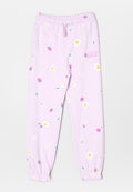 Hellviolette Jogginghosen mit weißen Gänseblümchen, pinken Erdbeeren, elastischem Bund und Bündchen sowie pinkem "GAP"-Logo am rechten Oberschenkel.