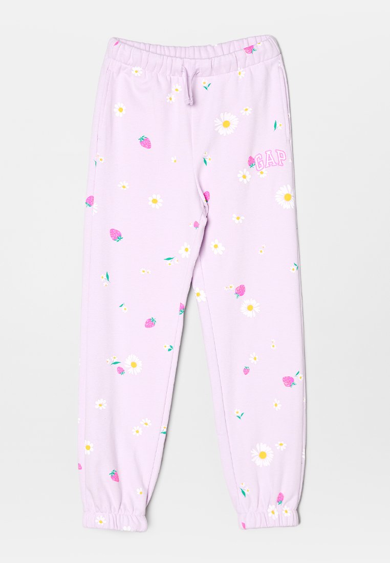 Hellviolette Jogginghosen mit weißen Gänseblümchen, pinken Erdbeeren, elastischem Bund und Bündchen sowie pinkem "GAP"-Logo am rechten Oberschenkel.