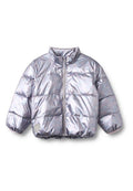 Gepolsterte silberne Jacke mit hohem Kragen, Frontreißverschluss und elastischem Saum. Verfügt über eine gesteppte Struktur und dezente pastellfarbene Musterakzente.