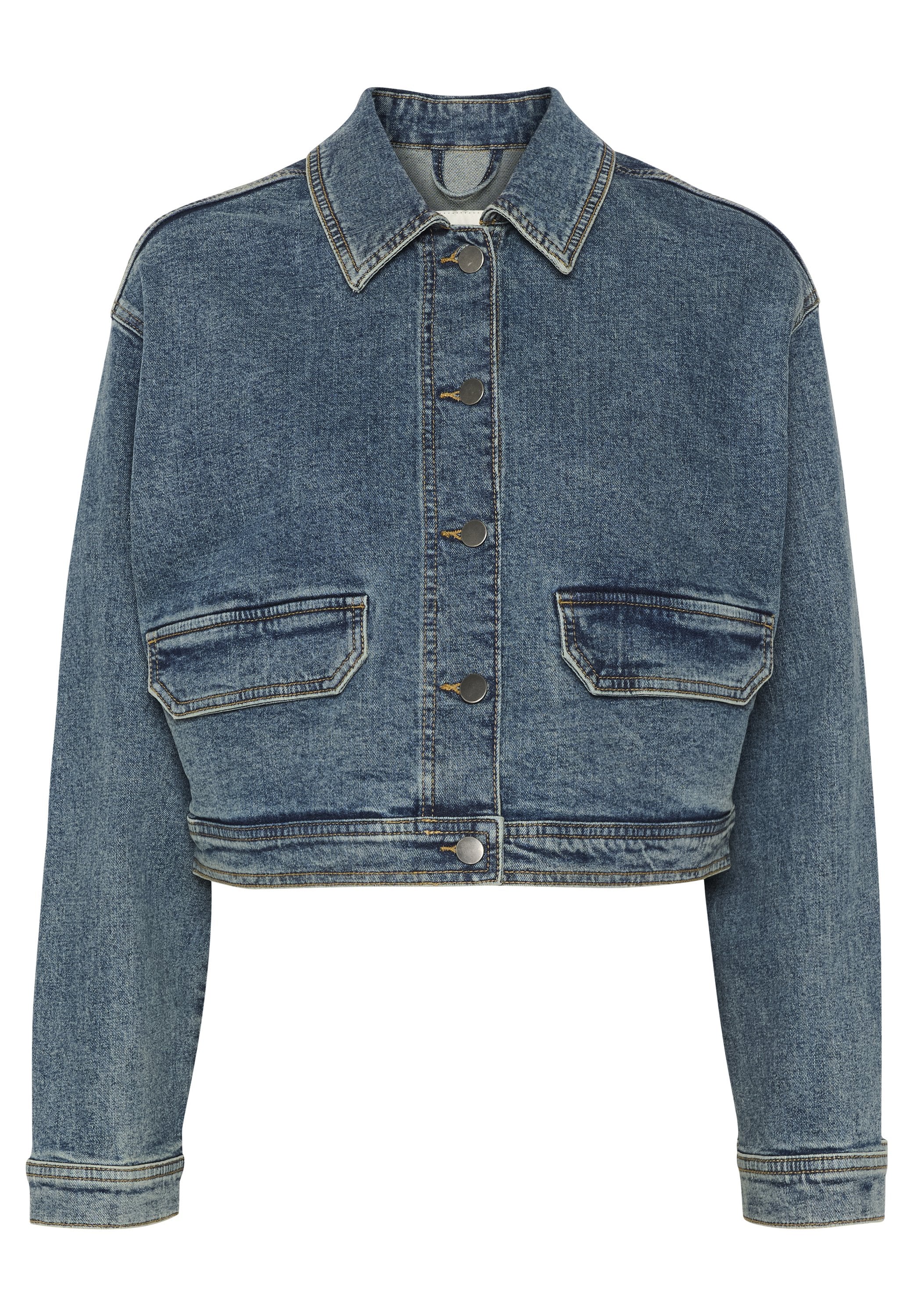 Gekürzte Jeansjacke in Hellblau mit Knopfverschluss, zwei Brusttaschen und kontrastierender Naht an Ärmeln und Saum.