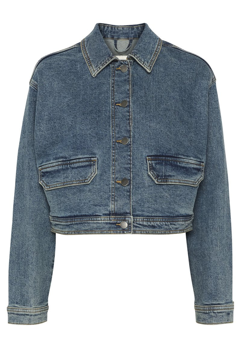 Gekürzte Jeansjacke in Hellblau mit Knopfverschluss, zwei Brusttaschen und kontrastierender Naht an Ärmeln und Saum.