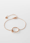 Armband aus Roségold mit einem runden offenen Design, das einen kleinen Anhänger und einen Steinakzent zeigt, verbunden durch eine filigrane Kette.