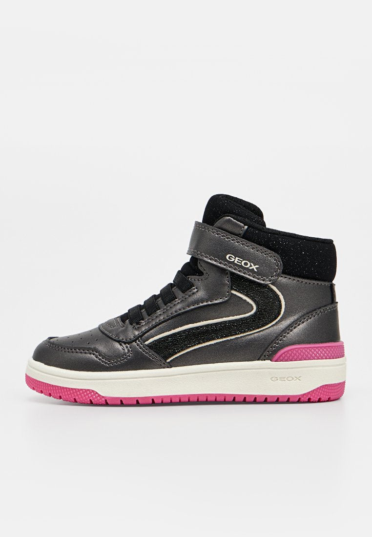 Schwarzer und pinker High-Top-Sneaker mit Klettverschluss, schwarzen Schnürsenkeln, weißer Sohle und strukturierter pinker Außensohle, mit Geox-Branding auf dem Riemen und der Sohle.